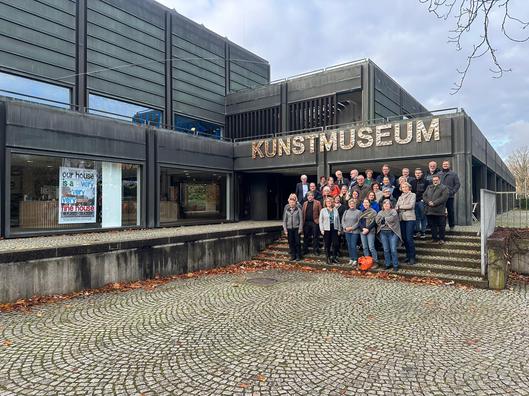 Gruppe vor dem Kunstmuseum