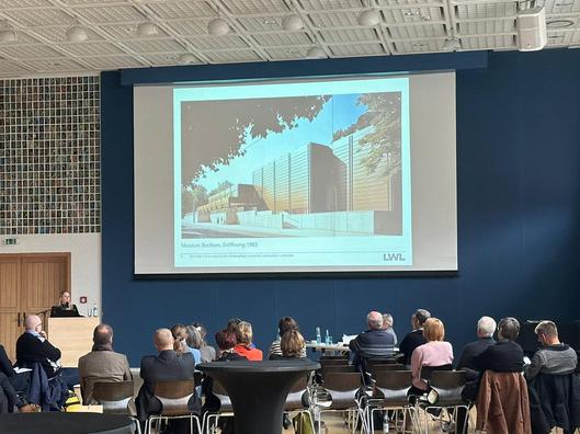 Gruppe schaut sich eine Präsentation an