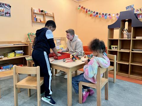Belmin betreut Kinder in der Kindertageseinrichtung am Friesenweg.
