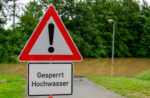 Schild bei einer Hochwasserlage