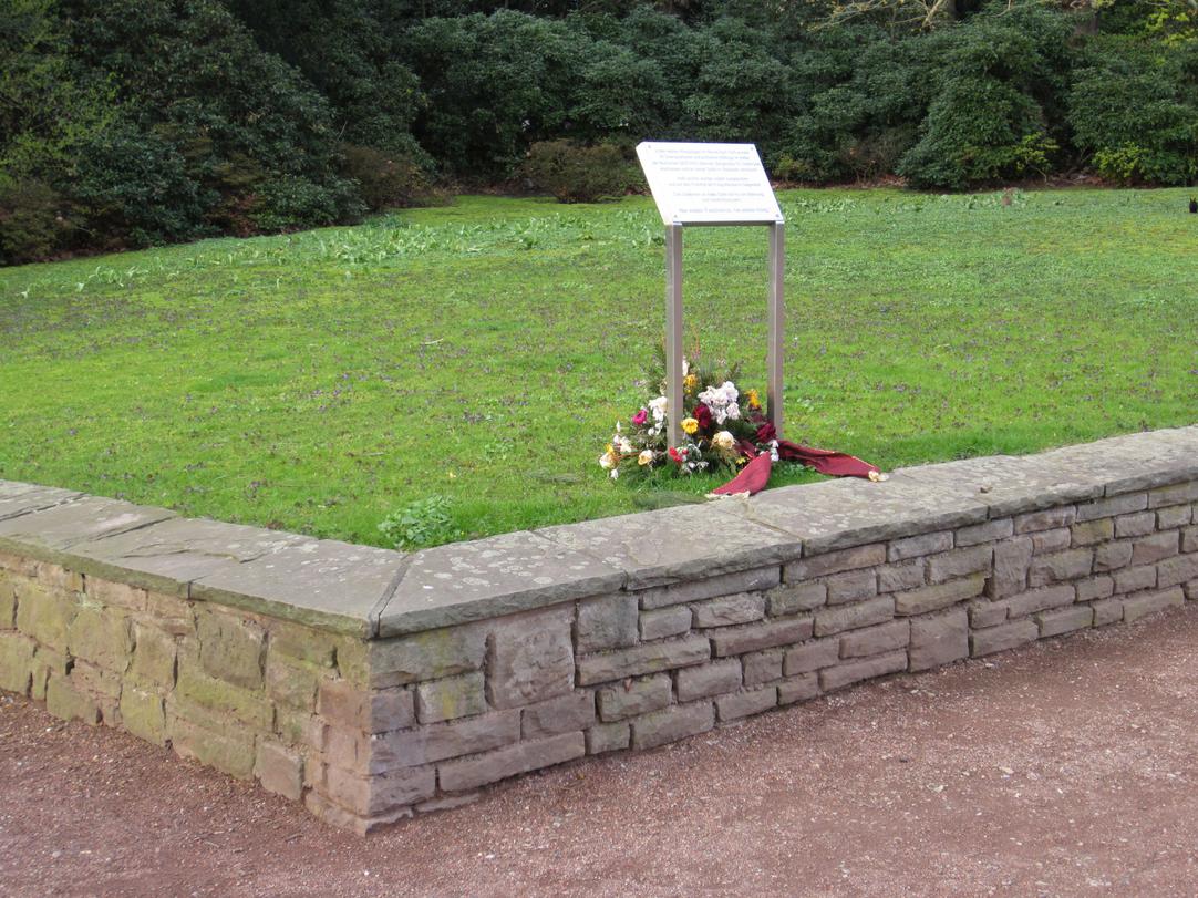 Die Gedenktafel befindet sich im Bochumer Stadtpark. Hier wurden im Jahre 1945 dutzende ermordete Zwangsarbeiter und Häftlinge verscharrt.
