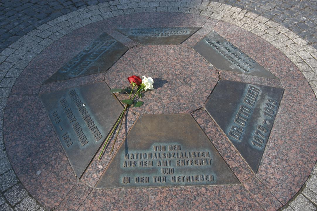  Auf dem Dr. Ruer-Platz in der Bochumer Innenstadt erinnert die Gedenkplatte an den ehemaligen Oberbürgermeister Dr. Otto Ruer.