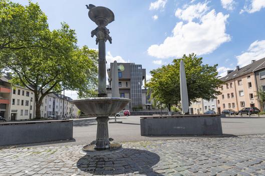 Der heutige Springerplatz, ehemalig Moltkemarkt, wurde nach dem Widerstandskämpfer Karl Springer benannt.