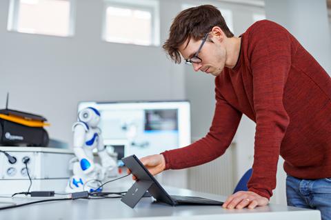 Mann im Labor Forschungsfeld Robotik