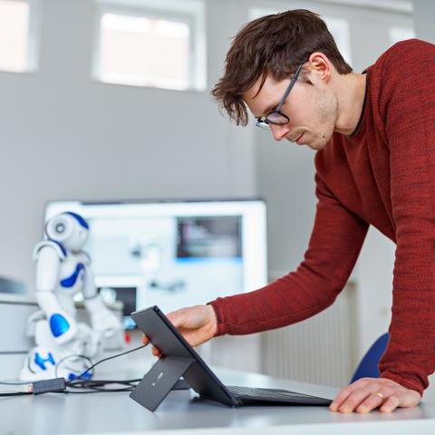 Mann im Labor Forschungsfeld Robotik