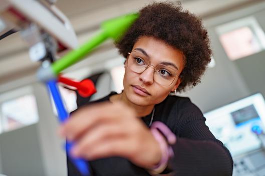 Frau im Labor Forschungsfeld Robotik