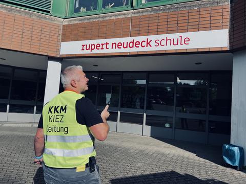 Die Leitung des kommunalen Krisenmanagements am Kriseninformations-Ersthilfezentrum.