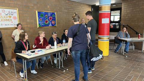 Bürgerinnen und Bürger treffen im Kriseninformations-Ersthilfezentrum ein.