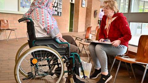 Eine Hilfesuchende wird im Kriseninformations-Ersthilfezentrum betreut.