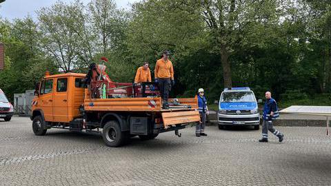 Ein Notstromaggregat wird angeliefert.
