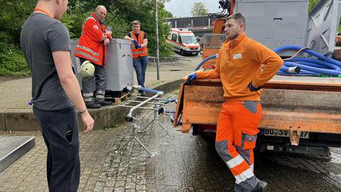 Eine Trinkwasserversorgung wird aufgebaut.
