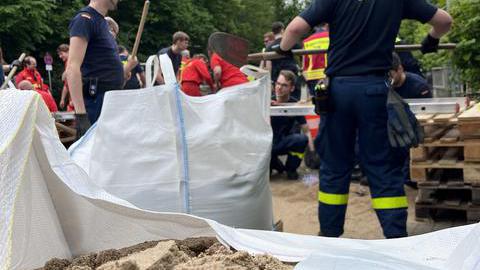 Sand wird für die Befüllung von Sandsäcken vorbereitet.