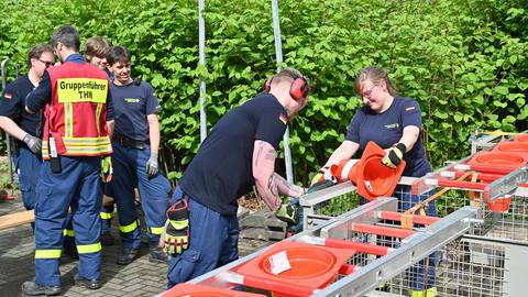Es wird eine Station für das Befüllen von Sandsäcken aufgebaut.