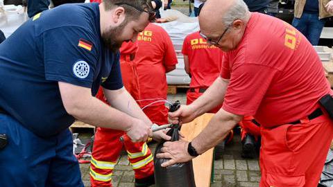Sandsäcke werden verschlossen.