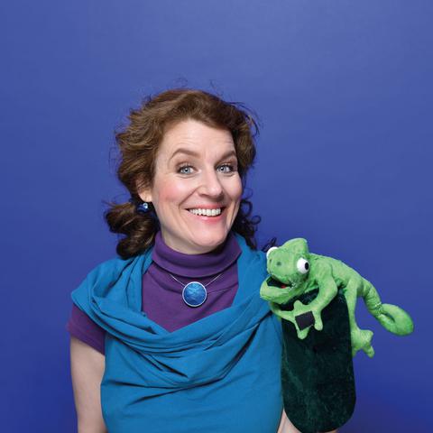 Fritzi Bender mit der Handpuppe Balduin.