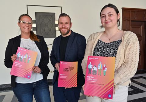 Melina Altenkamp, Daniel Peters und Luisa Volz stellen die Broschüre "Wählen in Bochum" vor. 