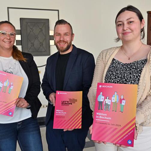 Melina Altenkamp, Daniel Peters und Luisa Volz stellen die Broschüre Wählen in Bochum vor.
