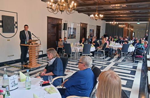 Oberbürgermeister Thomas Eiskirch bei der Ehrung der Ehrenamtlichen.