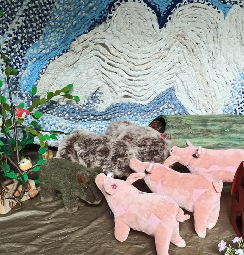 Die Puppenbühne "Klimperklein" mit Wildschweinen und Hausschweinen.