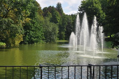 Teich mit Fontänen im Stadtpark in Bochum.