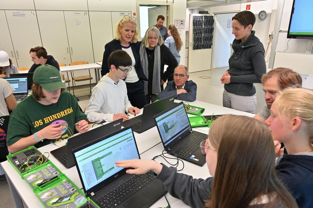 Schülerinnen und Schüler testen die Sensebox.