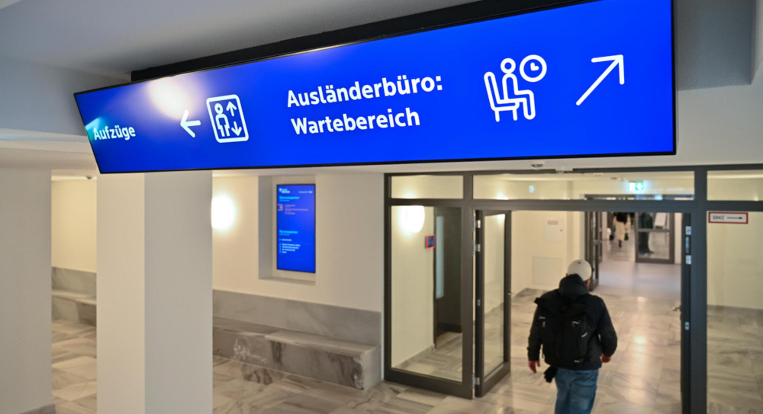 Digitaler Wegweiser zum Wartebereich des Ausländerbüros