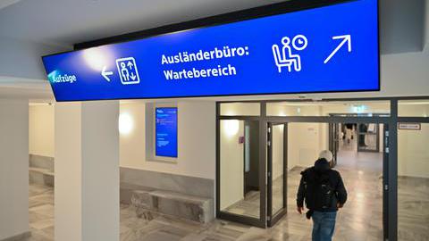 Digitaler Wegweiser zum Wartebereich des Ausländerbüros