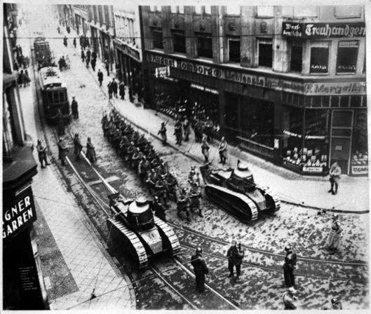Französisches Militär während der Ruhrbesetzung 1923 auf der Hochstraße in Bochum