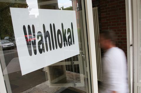 Ein Mann betritt ein Wahllokal in Bochum.