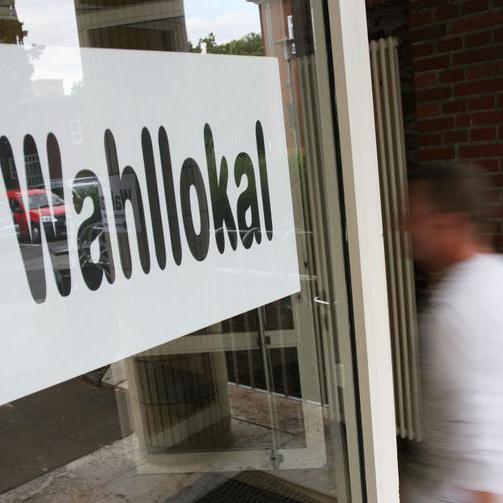 Ein Mann betritt ein Wahllokal in Bochum.