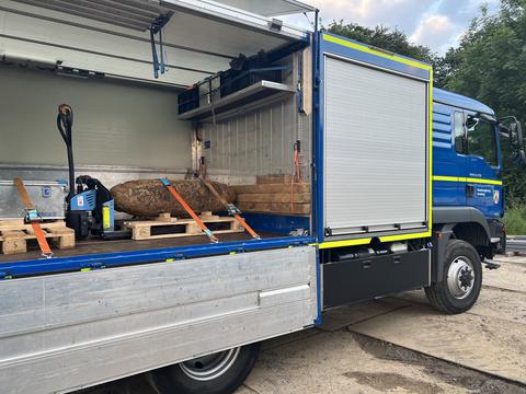 Das entschärfte Kampfmittel wird abtransportiert.