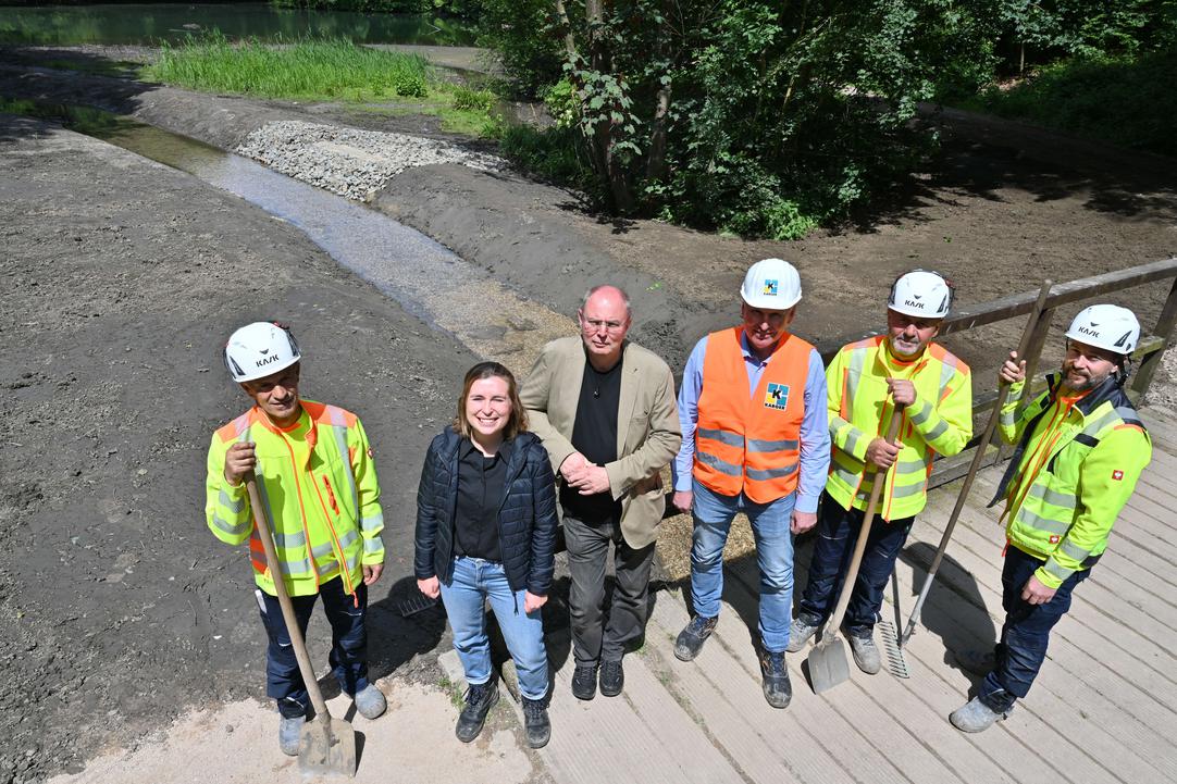 Ann-Kathrin Peschke, Frank Großklags von der Stadt Bochum, Stefan Karger als Garten- und Landschaftsbauer mit beteiligten Arbeitern