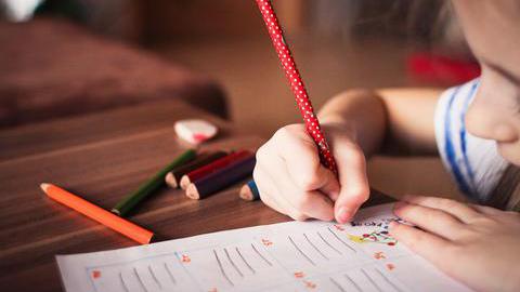 Kind mit Stift