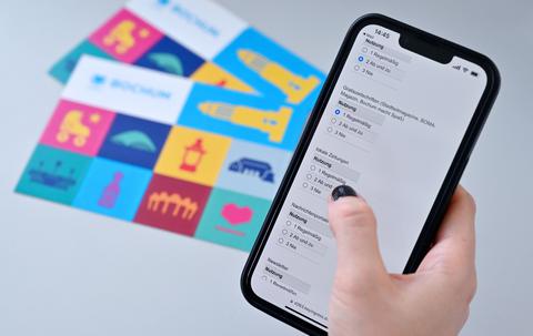 Eine Person füllt die Online-Befragung am Smartphone aus.