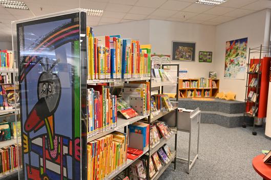 Regale mit Kinderbüchern in der Bücherei Wattenscheid.