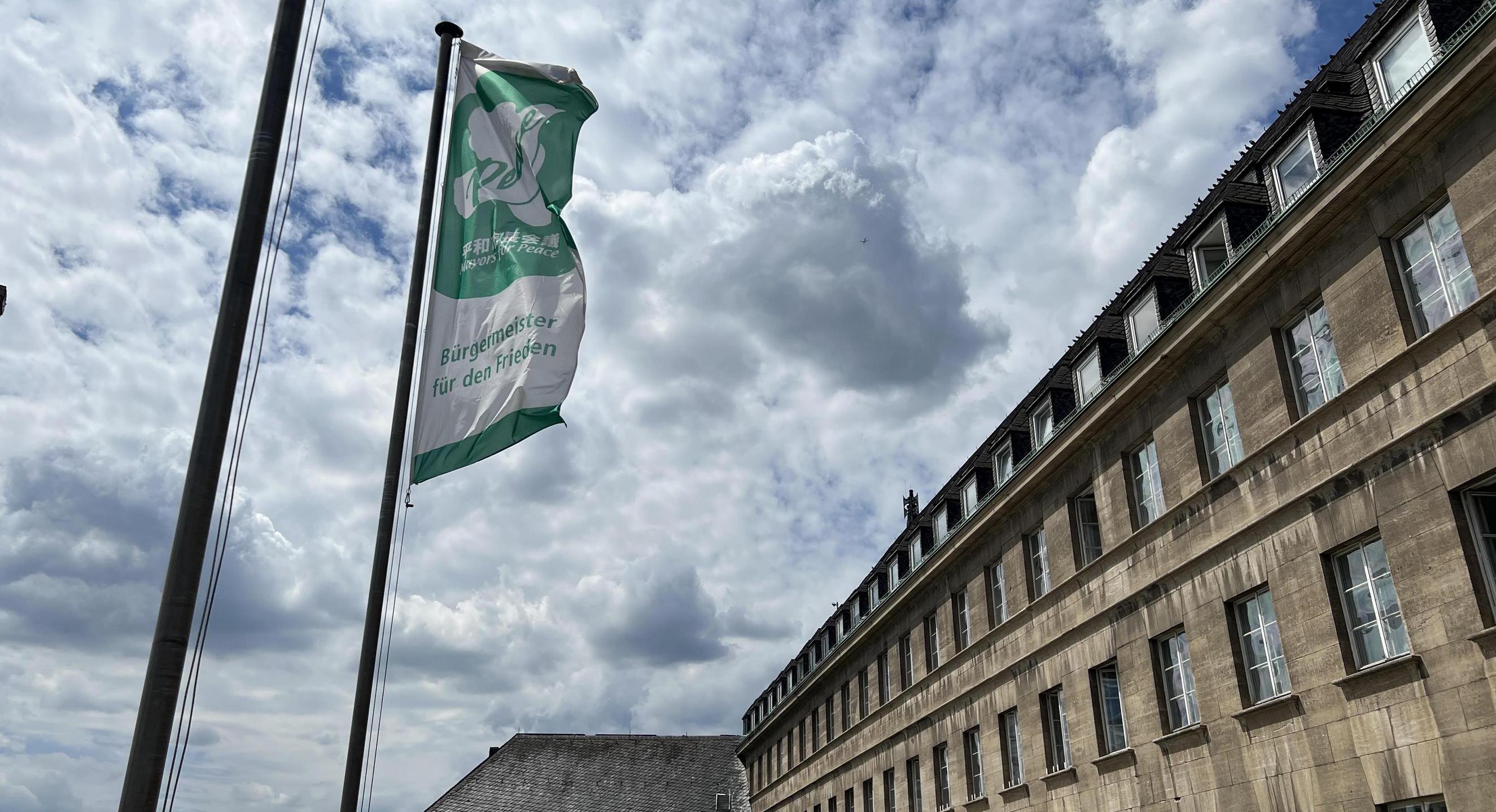 Flaggentag der „Mayors for Peace“ am Rathaus Bochum