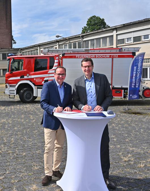 OB Thomas Kufen und OB Thomas Eiskirche unterschreiben den LOI zur Machbarkeitsstudie eines gemeinsamen Feuerwehr-Ausbildungszentrums.