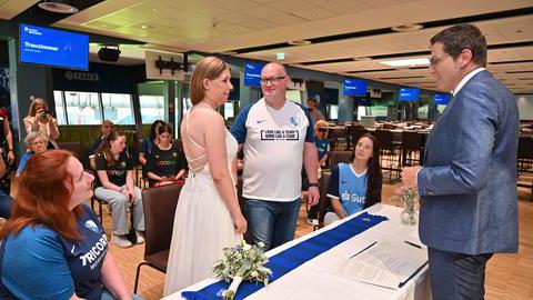Oberbürgermeister Thomas Eiskirch traute die beiden VFL-Fans