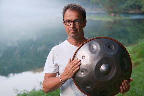 Tobias Bülow einem neuartigen Instrument – die „Handpan“. 