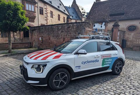 Aufnahmefahrzeuge der Firma „Cyclomedia“ fahren durch Bochums Straßen.
