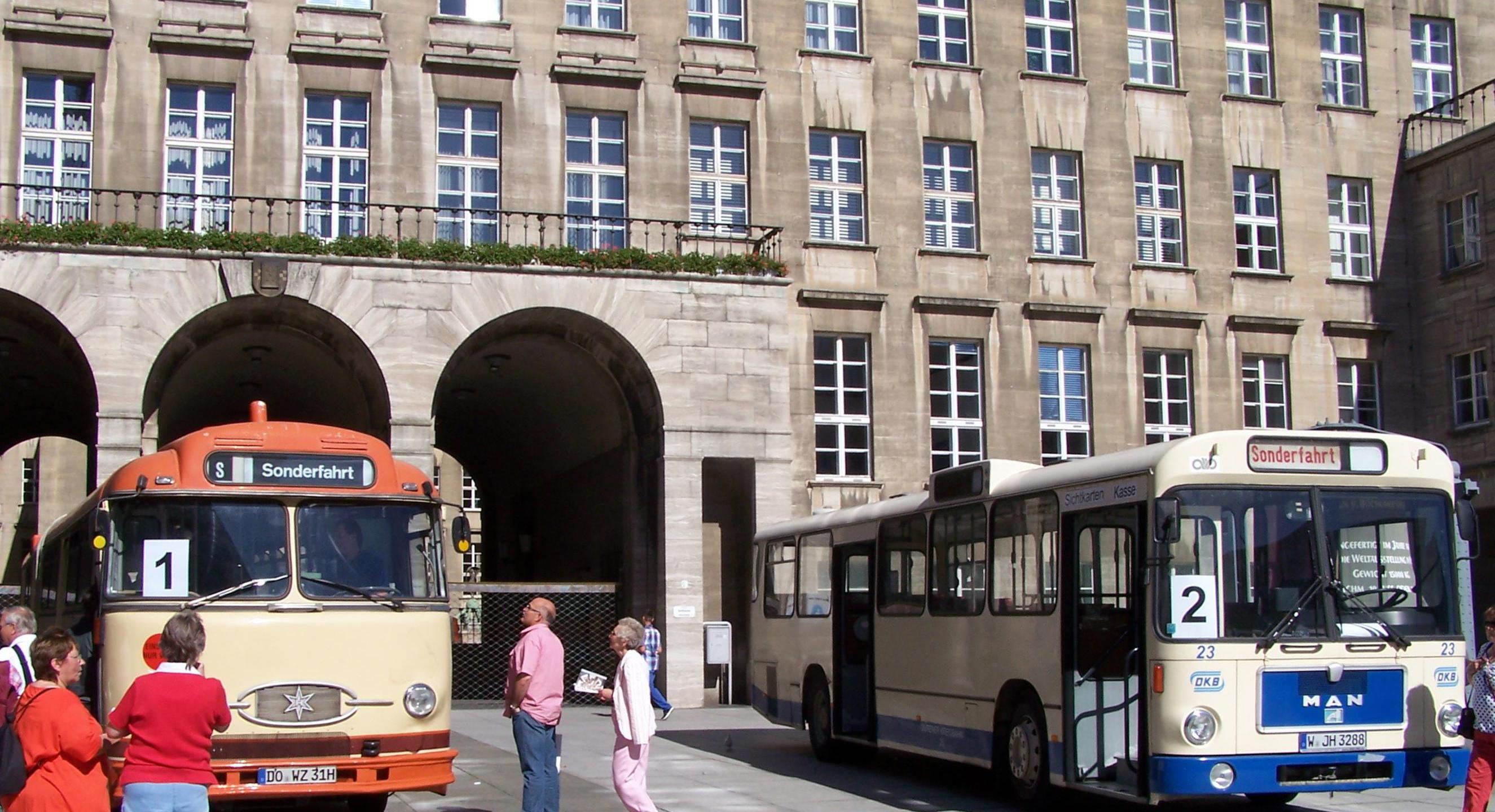 historische Busse vor dem Bochumer Rathaus