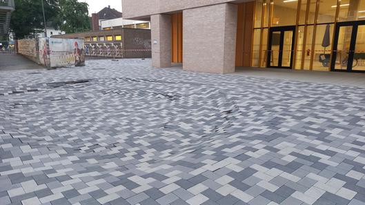 Abgesackte Pflasterfläche auf dem Schulhof der Grundschule Feldsieper Straße