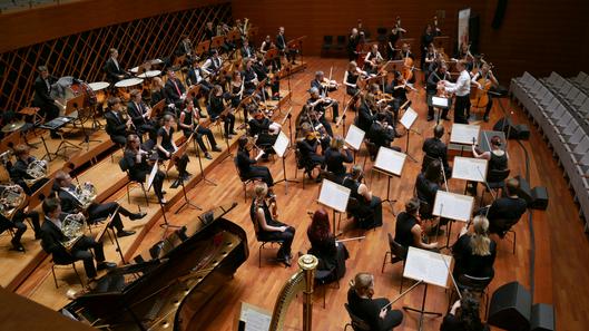 Ein Orchester spielt auf einer Bühne
