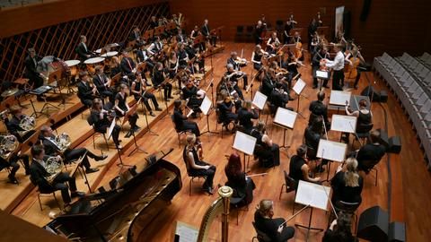 Ein Orchester spielt auf einer Bühne