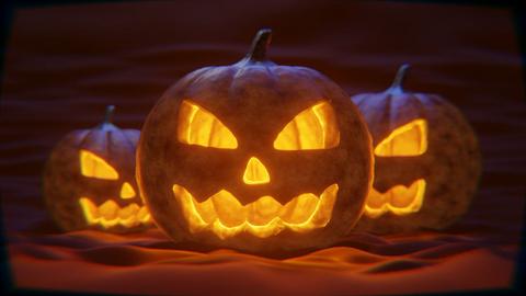 Drei passend zu Halloween ausgeschnitzte Kürbisse.