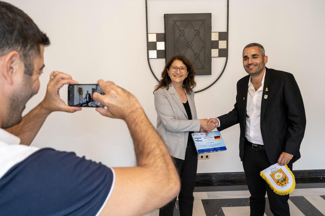 Bürgermeisterin Züleyha Demir mit Moshe Shitrit