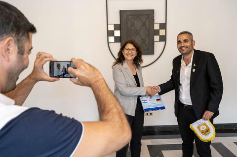 Bürgermeisterin Züleyha Demir mit Moshe Shitrit