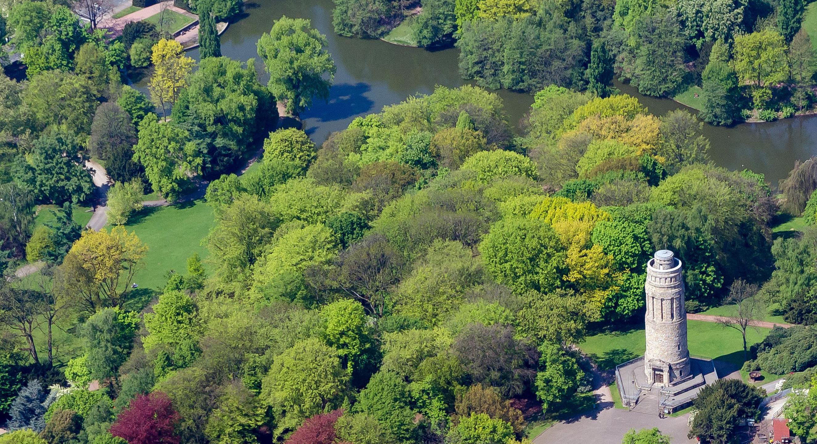 Stadtpark aus der Luftperspektive mit Blick auf den Bismarckturm.