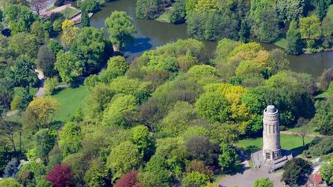 Stadtpark aus der Luftperspektive mit Blick auf den Bismarckturm.