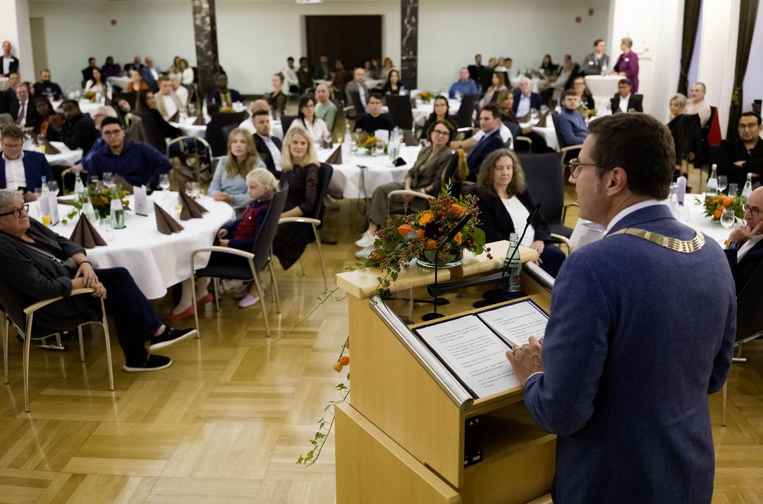 Oberbürgermeister spricht am Pult